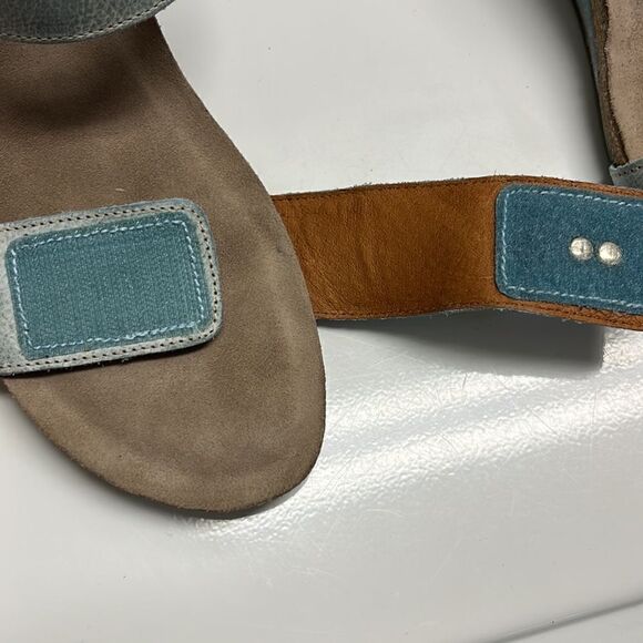 Taos Women’s Blue Textured Leather Velcro Two Strap Ankle Strap Wedge- 42 (10) - Picture 4 of 16
